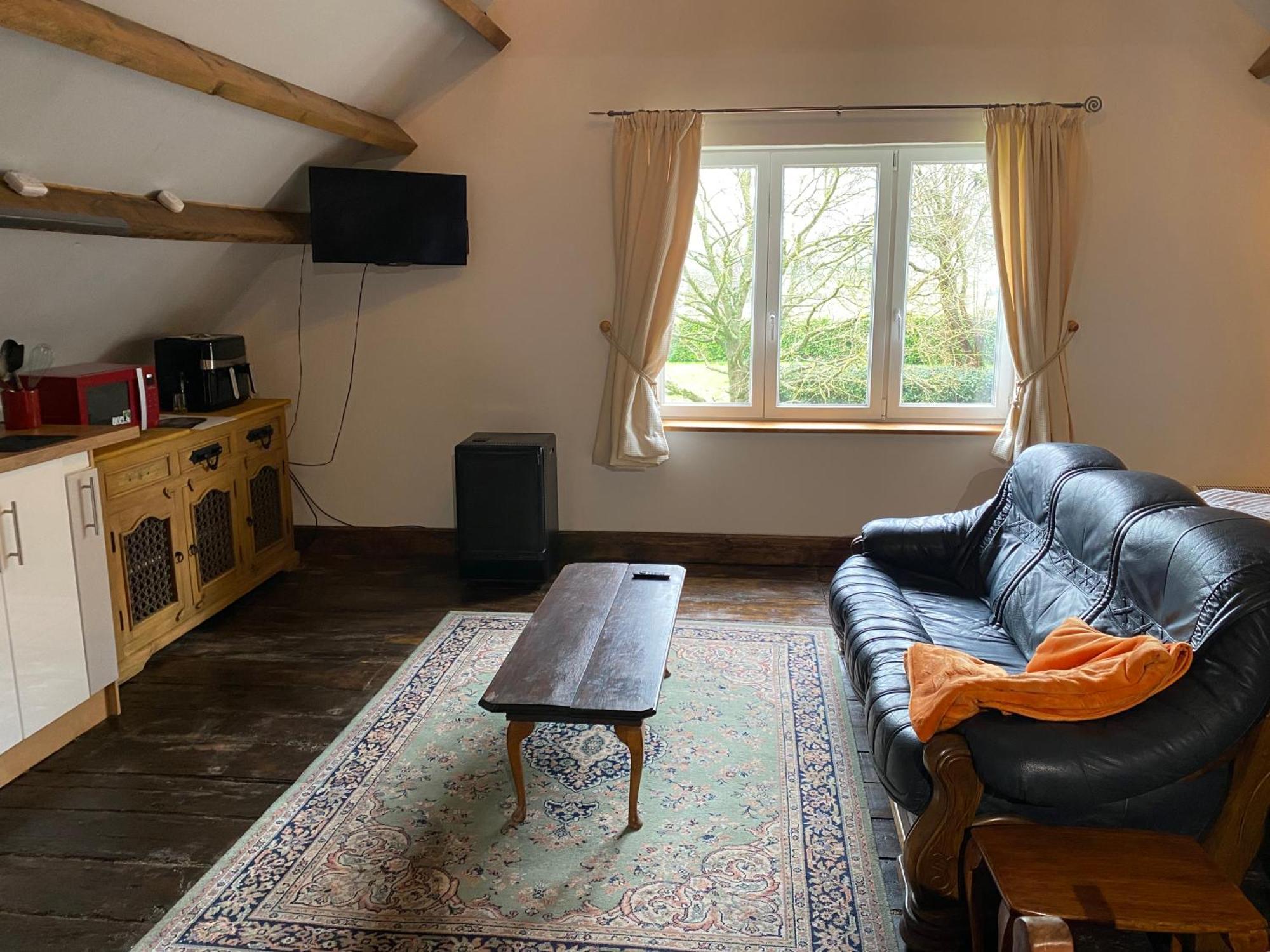 Spacious, Rustic Studio Space For 2 Persons Saint-Cyr-du-Bailleul Bagian luar foto