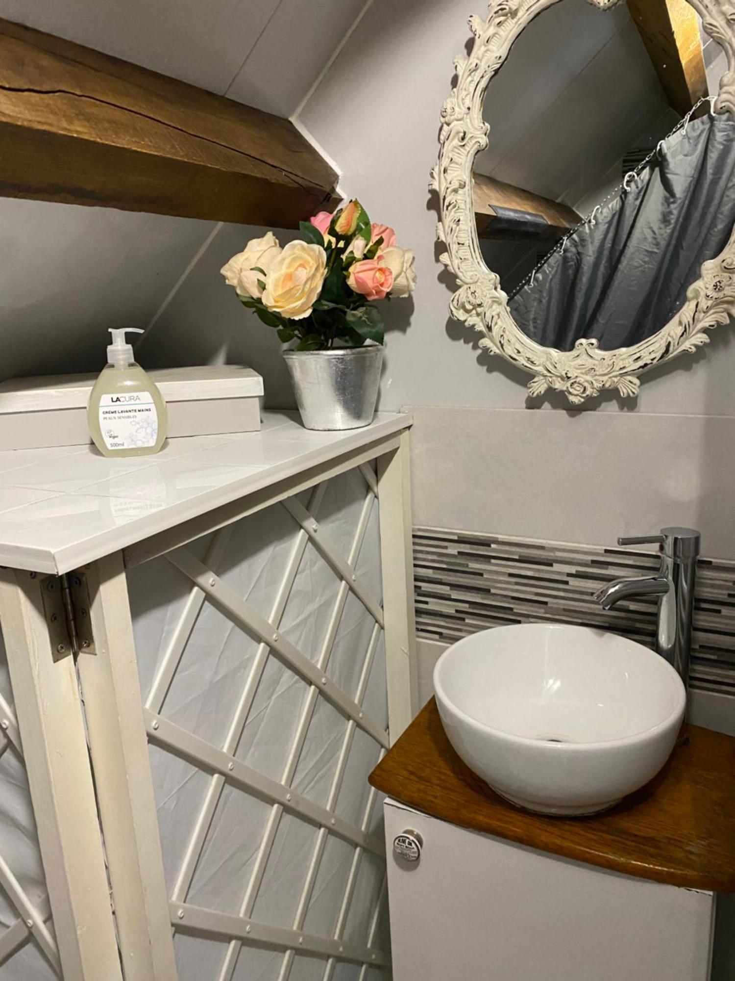 Spacious, Rustic Studio Space For 2 Persons Saint-Cyr-du-Bailleul Bagian luar foto